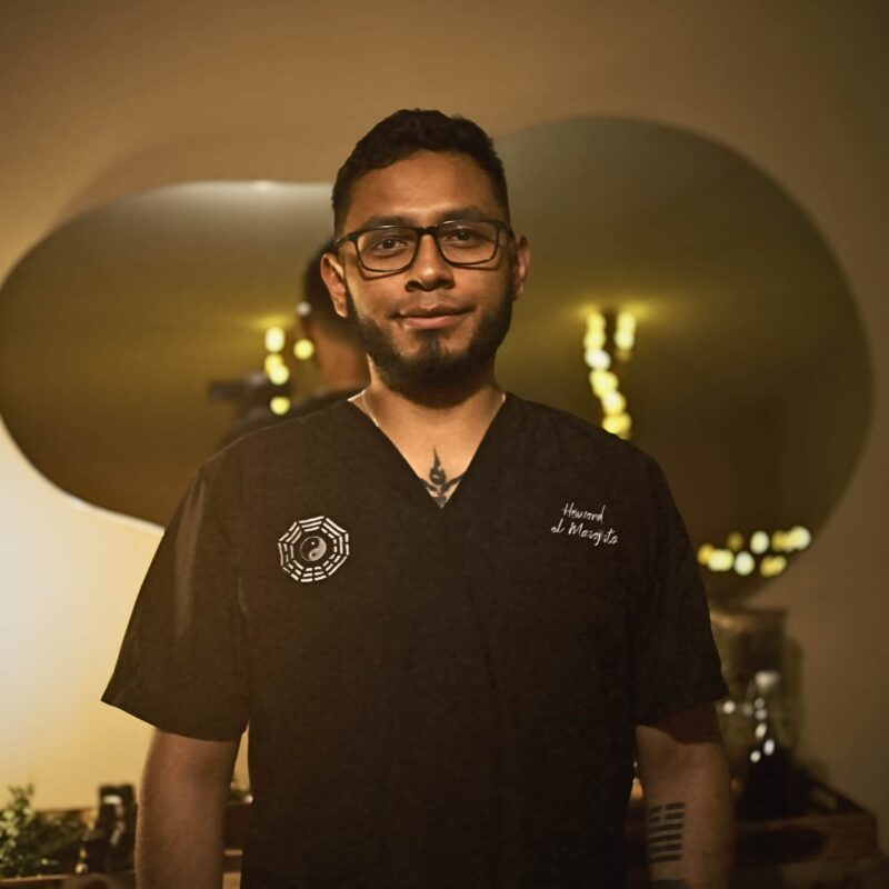 Howard, professional holistic massage therapist in Cusco, offering relaxing and therapeutic massage for women with a safe and calming energy.